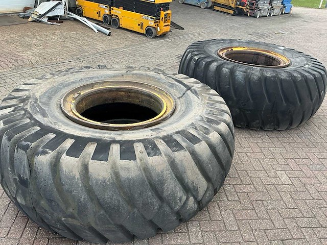 General 33.5-33 band met velg (2x) - afbeelding 1 van  11