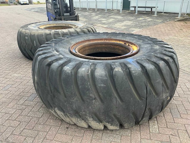 General 33.5-33 band met velg (2x) - afbeelding 2 van  8
