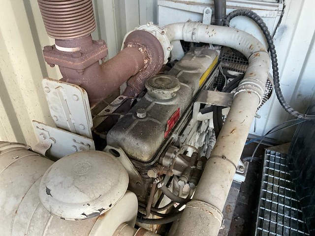 Generator in zeecontainer - afbeelding 8 van  9