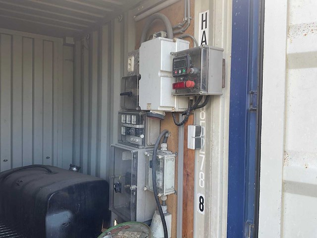 Generator in zeecontainer - afbeelding 9 van  9