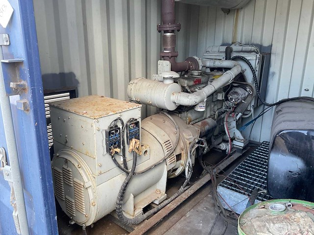 Generator in zeecontainer - afbeelding 3 van  9