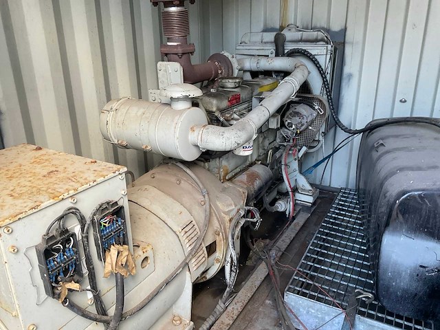 Generator in zeecontainer - afbeelding 5 van  9