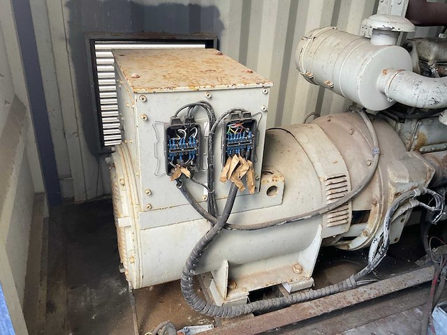 Generator in zeecontainer - afbeelding 7 van  9