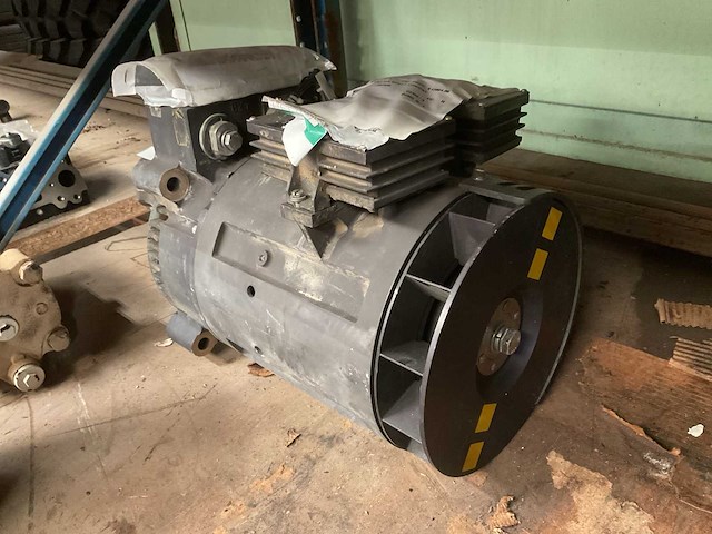 Generator - afbeelding 1 van  3