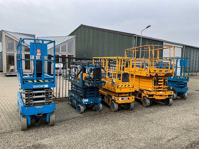 Genie en haulotte partij hoogwerkers - afbeelding 18 van  24