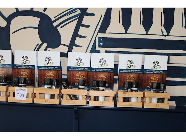 Genummerde tafelgarnituur met peper en zout stel. 1-17. - afbeelding 3 van  6