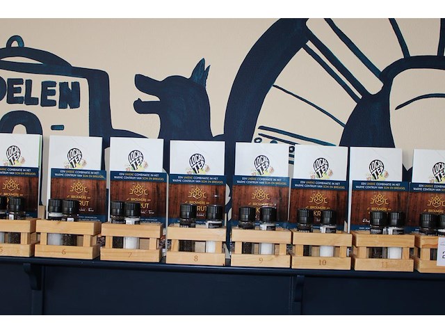 Genummerde tafelgarnituur met peper en zout stel. 1-17. - afbeelding 4 van  6