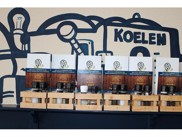 Genummerde tafelgarnituur met peper en zout stel. 1-17. - afbeelding 5 van  6