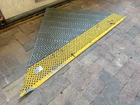 Geperforeerde metalen oprijplaat / drempelplaat, stabag pep (sticker), geel/grijs, met verbogen punt | vermoedelijk rolstoeltoegankelijk