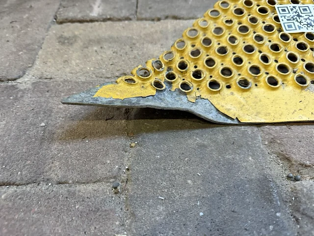 Geperforeerde metalen oprijplaat / drempelplaat, stabag pep (sticker), geel/grijs, met verbogen punt | vermoedelijk rolstoeltoegankelijk - afbeelding 2 van  3