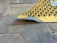 Geperforeerde metalen oprijplaat / drempelplaat, stabag pep (sticker), geel/grijs, met verbogen punt | vermoedelijk rolstoeltoegankelijk - afbeelding 2 van  3