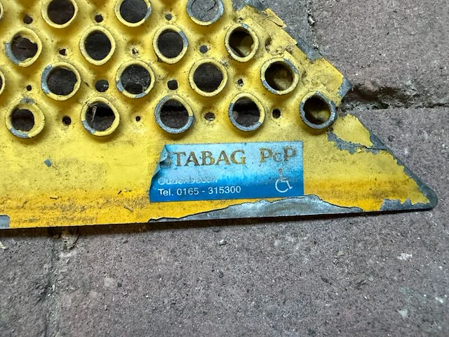 Geperforeerde metalen oprijplaat / drempelplaat, stabag pep (sticker), geel/grijs, met verbogen punt | vermoedelijk rolstoeltoegankelijk - afbeelding 3 van  3