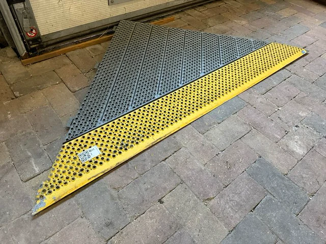 Geperforeerde metalen oprijplaat / laadbrug, geel/grijs, geperforeerd | met bevestigingspunten - afbeelding 1 van  5