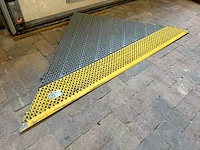 Geperforeerde metalen oprijplaat / laadbrug, geel/grijs, geperforeerd | met bevestigingspunten