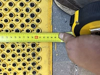 Geperforeerde metalen oprijplaat / laadbrug, geel/grijs, geperforeerd | met bevestigingspunten - afbeelding 2 van  5