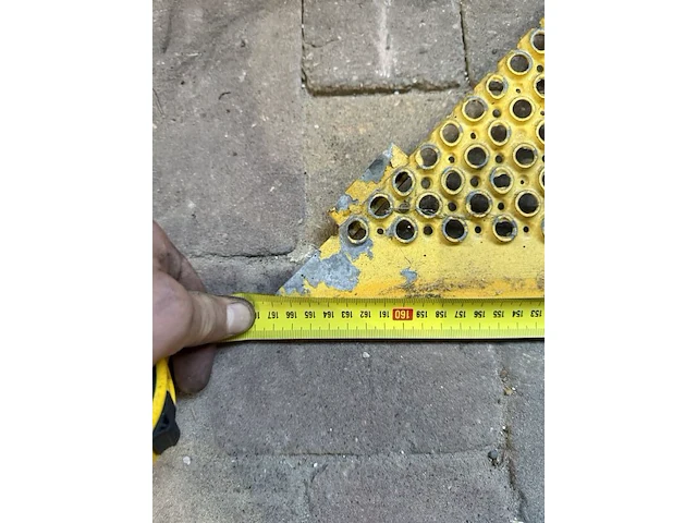 Geperforeerde metalen oprijplaat / laadbrug, geel/grijs, geperforeerd | met bevestigingspunten - afbeelding 3 van  5