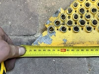 Geperforeerde metalen oprijplaat / laadbrug, geel/grijs, geperforeerd | met bevestigingspunten - afbeelding 3 van  5
