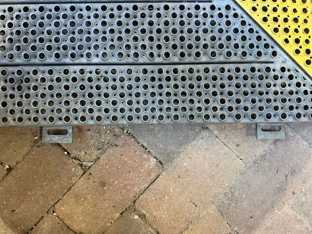 Geperforeerde metalen oprijplaat / laadbrug, geel/grijs, geperforeerd | met bevestigingspunten - afbeelding 4 van  5