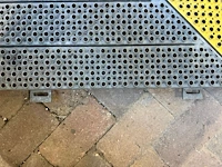 Geperforeerde metalen oprijplaat / laadbrug, geel/grijs, geperforeerd | met bevestigingspunten - afbeelding 4 van  5