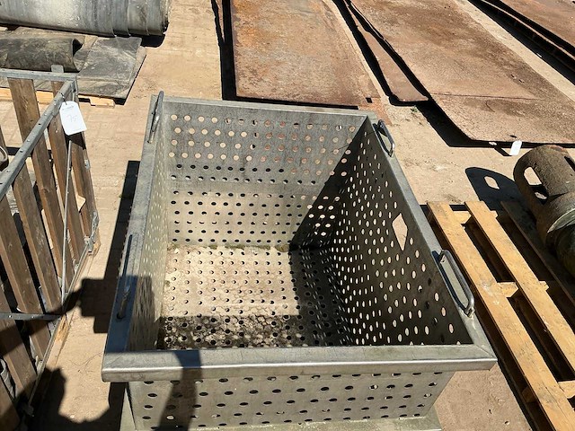 Geperforeerde metalen transportbak - afbeelding 3 van  4