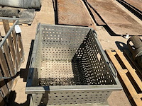 Geperforeerde metalen transportbak - afbeelding 3 van  4