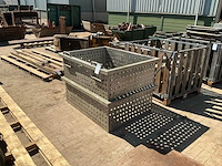 Geperforeerde metalen transportbak - afbeelding 4 van  4