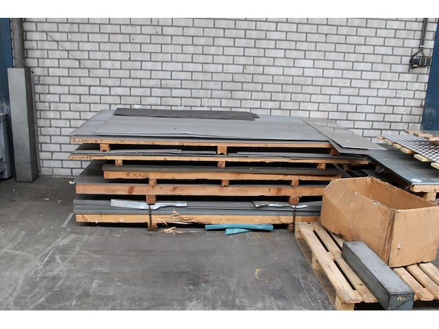 Geperforeerde plaat aluminium en rvs op 5 pallets. ruim 50 platen 300 x 150 cm, 25 platen 200x125 cm en div... - afbeelding 1 van  2