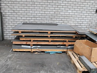 Geperforeerde plaat aluminium en rvs op 5 pallets. ruim 50 platen 300 x 150 cm, 25 platen 200x125 cm en div... - afbeelding 1 van  2