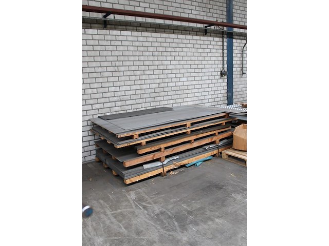 Geperforeerde plaat aluminium en rvs op 5 pallets. ruim 50 platen 300 x 150 cm, 25 platen 200x125 cm en div... - afbeelding 2 van  2
