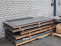 Geperforeerde plaat aluminium en rvs op 5 pallets. ruim 50 platen 300 x 150 cm, 25 platen 200x125 cm en div... - afbeelding 2 van  2