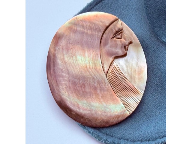 Gepolijste parelmoer ''cameo'' broche - afbeelding 1 van  5