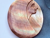 Gepolijste parelmoer ''cameo'' broche - afbeelding 1 van  5
