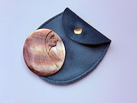 Gepolijste parelmoer ''cameo'' broche - afbeelding 2 van  5