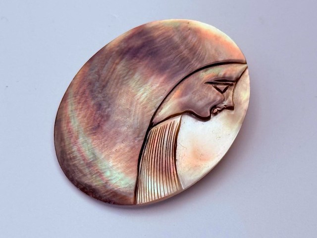 Gepolijste parelmoer ''cameo'' broche - afbeelding 3 van  5