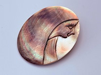 Gepolijste parelmoer ''cameo'' broche - afbeelding 3 van  5