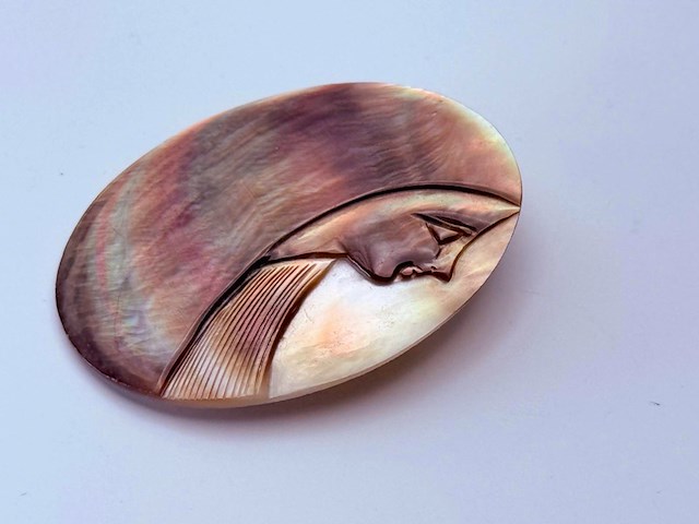 Gepolijste parelmoer ''cameo'' broche - afbeelding 4 van  5