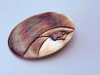 Gepolijste parelmoer ''cameo'' broche - afbeelding 4 van  5