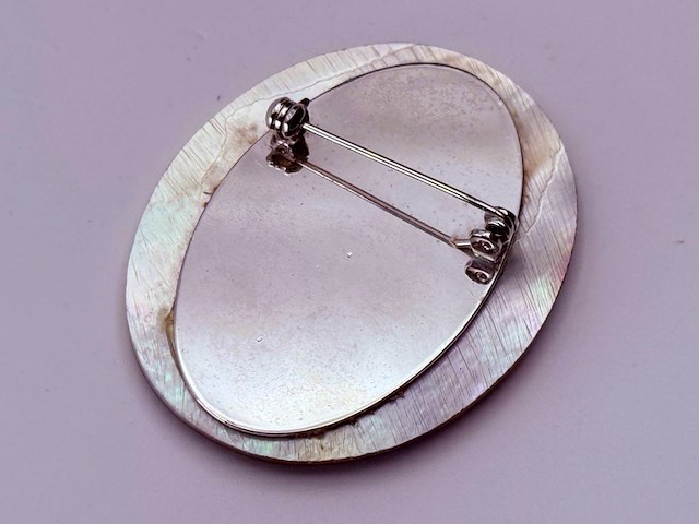 Gepolijste parelmoer ''cameo'' broche - afbeelding 5 van  5