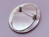 Gepolijste parelmoer ''cameo'' broche - afbeelding 5 van  5