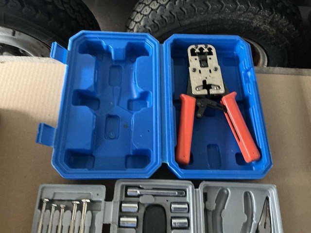 Gereedschap en accessoires voor netwerkinstalatie en electronica - afbeelding 2 van  5