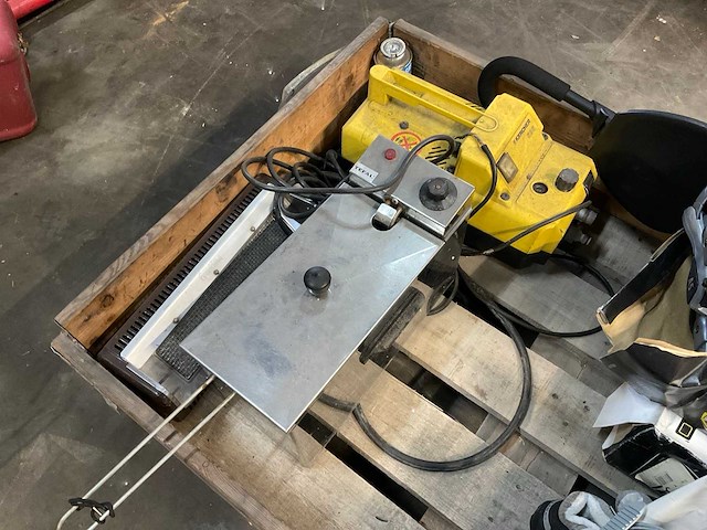 Gereedschap hogedrukspuit, kachel, frituurpan - afbeelding 1 van  5