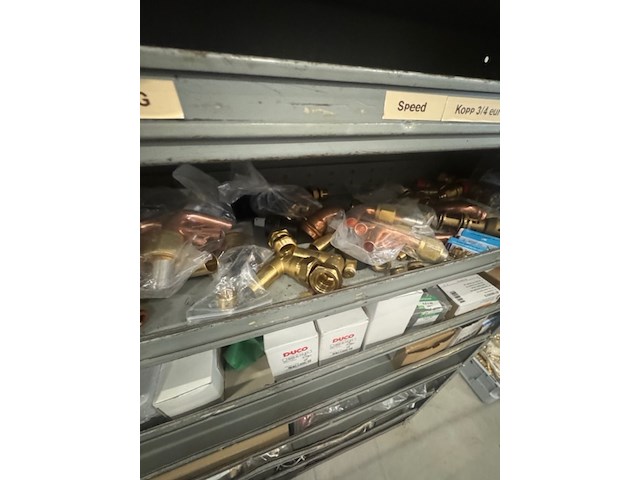 Gereedschap kast met installatiemateriaal - afbeelding 2 van  18