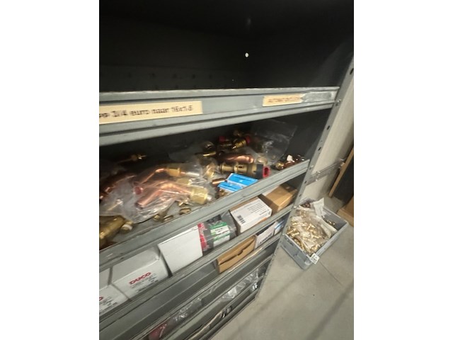 Gereedschap kast met installatiemateriaal - afbeelding 3 van  18