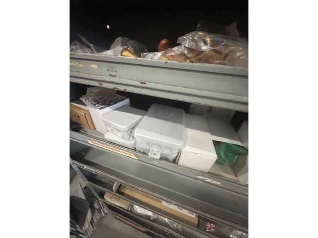 Gereedschap kast met installatiemateriaal - afbeelding 6 van  18