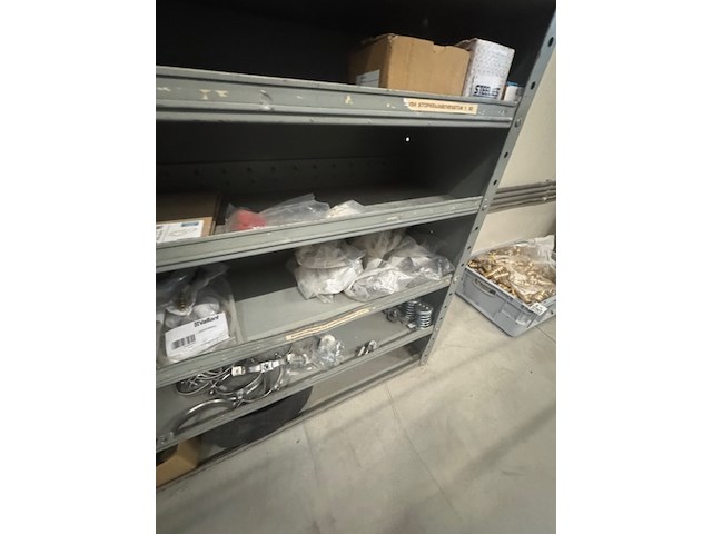 Gereedschap kast met installatiemateriaal - afbeelding 9 van  18