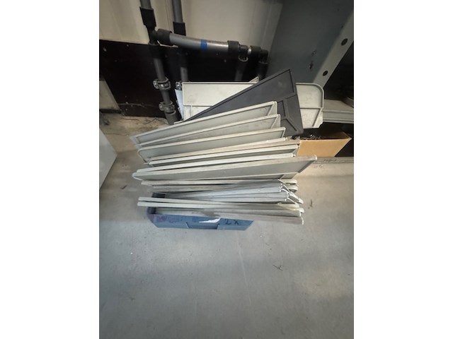 Gereedschap kast met installatiemateriaal - afbeelding 10 van  18