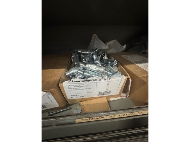 Gereedschap kast met installatiemateriaal - afbeelding 16 van  18