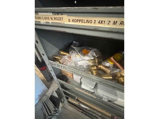 Gereedschap kast met installatiemateriaal - afbeelding 17 van  18