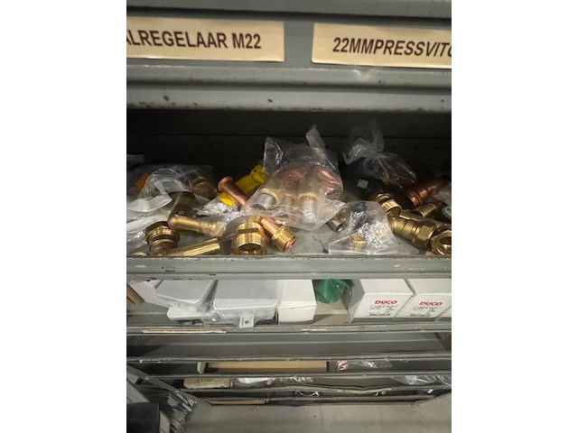 Gereedschap kast met installatiemateriaal - afbeelding 18 van  18