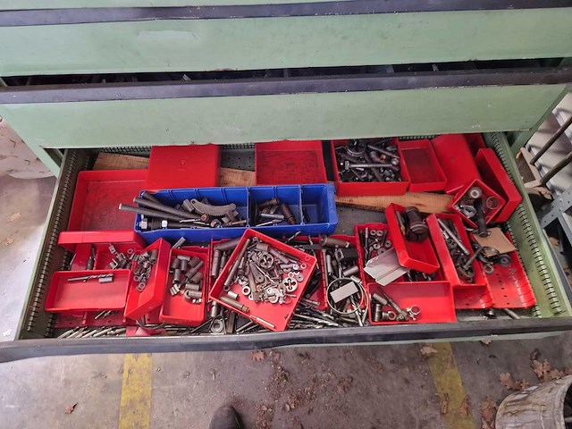 Gereedschapkast met gereedschappen - afbeelding 4 van  7